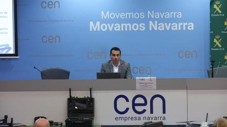 Gabriel Santana, técnico de AESA, durante la formación