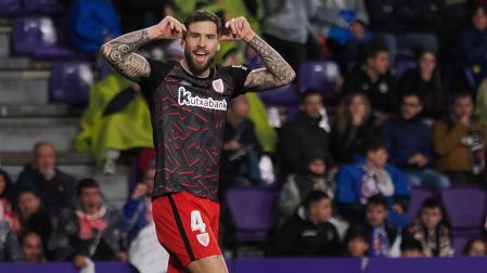 El defensa del Athletic Club, Íñigo Martínez, celebra el primer gol del equipo bilbaino