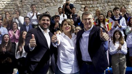 El presidente del Partido Popular, Alberto Núñez Feijóo (d), clausura un acto del partido junto al presidente autonómico del PP y de la Comunidad, Fernando López Miras (i), y en el que ha intervenido también la alcaldesa de Cartagena, Noelia Arroyo (c)