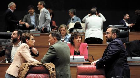 Receso en la bancada del Gobierno y del grupo socialista en la sesión del jueves en el Parlamento foral