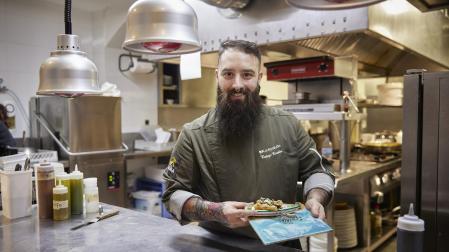 Rodrigo Corrales Fuente, jefe de cocina de La Vieja Iruña, sujeta su ‘gofre gambe-rro’