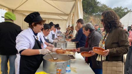 Varios asistentes acuden a probar el cocido
