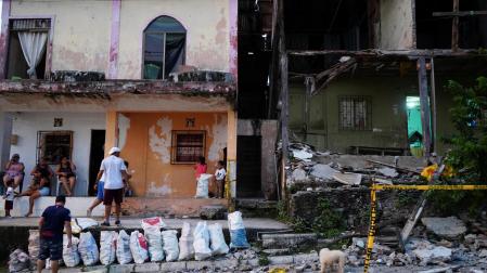 Daños en las fachadas de unas casas afectadas por el terremoto en Isla Puna, Ecuador