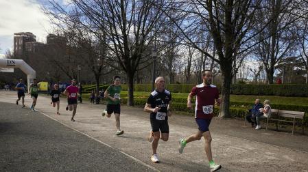 Fotos de la carrera solidaria en Pamplona organizada por la ONG Alboan.