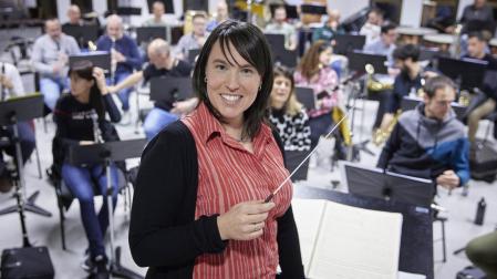Isabel González Villar, unos instantes antes de comenzar el martes el primero de los tres ensayos con los músicos de La Pamplonesa para el concierto del 21 de marzo