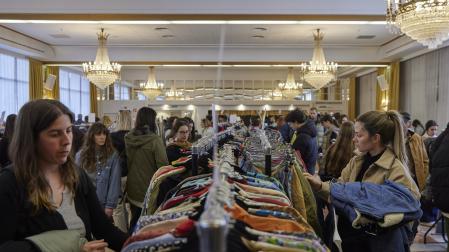 2.500 pamploneses se han acercado este fin de semana al hotel Tres Reyes para ojear las prendas de la feria de ropa vintage