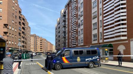 Efectivos de Policía Nacional han cortado durante unos minutos la calle Irunlarrea
