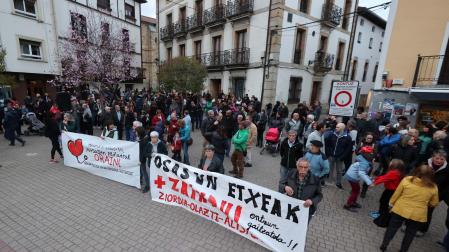 Imagen de la concentración llevada a cabo el viernes frente al Ayuntamiento de Alsasua.