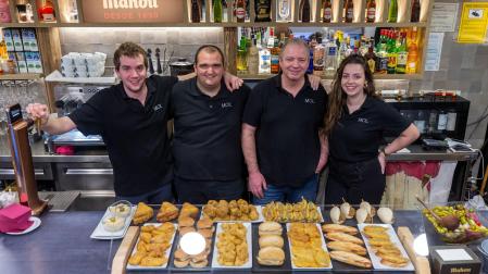 Parte del equipo de cocina y barra del bar Mol, en la plaza Consistorial número 2