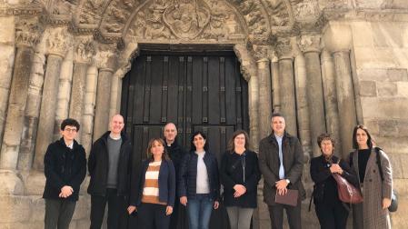Los asistentes a la reunión de la mesa de trabajo ante el pórtico del templo románico tudelano