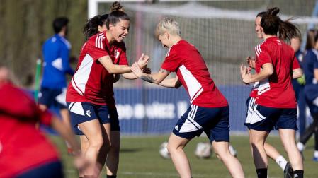María González, autora de un golazo ante el Granada, y Josune Urdániz, en el entrenamiento de ayer en Tajonar