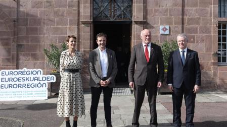 La presidenta de Navarra, María Chivite; el alcalde de San Juan de Pie de Puerto, Laurent Inchauspé; el Presidente del Consejo Regional de Nueva-Aquitania, Alain Rousset, y el Lehendakari de la Comunidad Autónoma del País Vasco, Iñigo Urkullu.
