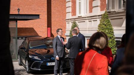 El líder del PP, Alberto Núñez Feijóo, conversa a su llegada a una reunión a puerta cerrada con embajadores de la Unión Europea, en la Embajada de Suecia en Madrid