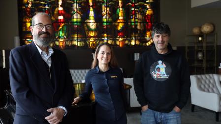 De izda a dcha: el cirujano pediátrico Carlos Bardají (director de la ONG 'Hope & Progress'), Lorea Esparza (departamento de eventos del Hotel Tres Reyes) y Txema Gracia (coordinador de la gala).