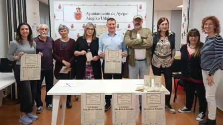 Desde la izda., Vanesa Ramos, bibliotecaria de Ayegui; los poetas Koldo Pla, Lucía Otero y Carmen Puerta, el alcalde de Ayegui, Leo Camaces; los poetas Juan Andrés Pastor, Inma Biurrun y Estrella Elarre y la animadora sociocultural de Ayegui, Esther García