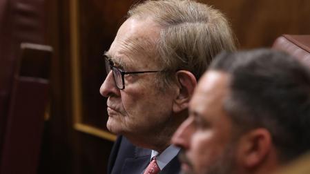 El profesor Ramón Tamames (i) junto al líder de Vox, Santiago Abascal, durante el debate de la moción de censura de VOX contra el presidente del Gobierno, Pedro Sánchez, con Tamames como candidato a la Presidencia