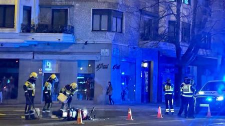 Bomberos del parque de Cordovilla limpian la calzada de la gasolina desprendida en la colisión