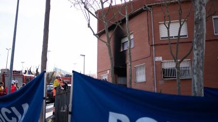 Fachada del edificio afectado por las llamas en el incendio en Rubí (Barcelona)