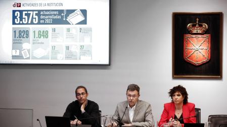 El Defensor del Pueblo de Navarra, Patxi Vera (en el centro), presenta el Informe Anual de la institución correspondiente al año 2022 en el Parlamento Foral