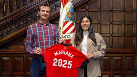 La centrocampista navarra Mariana Cerro posa junto al presidente del Athletic, Jon Uriarte, con una camiseta con el año hasta el que se prolonga su contrato