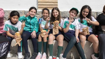 Un grupo de alumnos disfruta de sus bocadillos