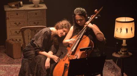 La cantante y actriz Garbiñe Insausti y la violonchelista Maider Zapirain, en un momento de ‘Hegoak’ (‘Alas’).