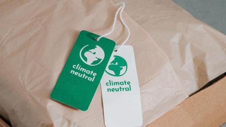 No se puede añadir a los productos ninguna expresión genérica del tipo “respetuoso con el medio ambiente”, “eco”, “verde”, “climáticamente neutro”, “biodegradable”, “consciente” o “responsable” si no está sustanciada en unos datos medibles, fiables y comparables