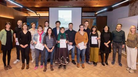 Los premiados y finalistas con los miembros del Jurado. De izda a dcha. Milena Villalba (jurado), Jorge Almeida Vela (finalista), Ana Almirantearena Larrañeta (finalista), representante de Antonio Lana Salinas (accésit), Natalia Aramendía García (finalista), María Goñi Vidal (finalista), Rakel Cabrerizo Erlanz (finalista), José Alejandro Molina Díaz (accésit), Ana Blanco Ansorena (accésit), Guillermonte Agramonte Araiz (primer premio), Marta Contín Zapatero (segundo premio), Mikel Muruzabal (jurado), Blanca López Larramedi (finalista) y el resto de los miembros del jurado: María Azkarate Lete, Oscar Pérez Silanes y Maite Sánchez Inchausti