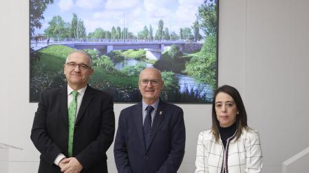 El consejero Ciriza, el alcalde Maya y la alcaldesa Lecumberri, en la presentación del nuevo acceso a Barañáin desde el polígono de Landaben, delante de una recreación del nuevo puente sobre el río Arga