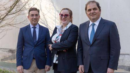 De izquierda a derecha, los ponentes del encuentro: Antonio Moreno, catedrático de la Universidad de Navarra; Judith Arnal, consejera del Banco de España; y Claudio Tebaldi, de la Universidad de Bocconi