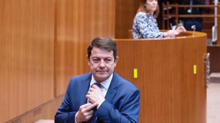 Gesto del presidente de la Junta de Castilla y León, Alfonso Fernández Mañueco, mientras abandona el hemiciclo durante la intervención de la procuradora del PSOE, Rosa Rubio