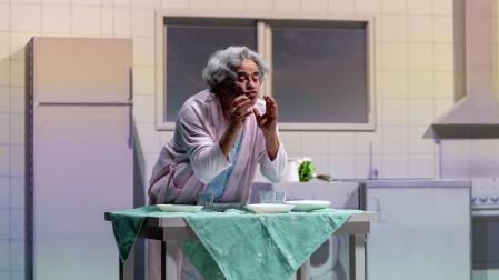 Eduard Fernández interpretando a su madre, Ana María, en un momento de la obra.