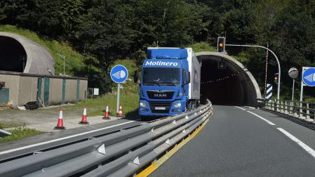 Imagen de archivo del 'by pass' que se habilitó a la altura del túnel de San Lorenzo, en el tramo guipuzcoano de la A-15