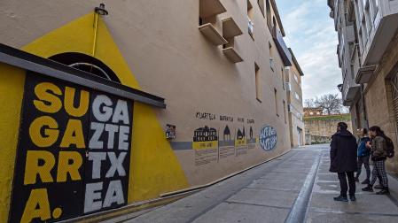 Entrada al edificio del gaztetxe desde la calle La Imprenta en el Hospital viejo, en el casco antiguo