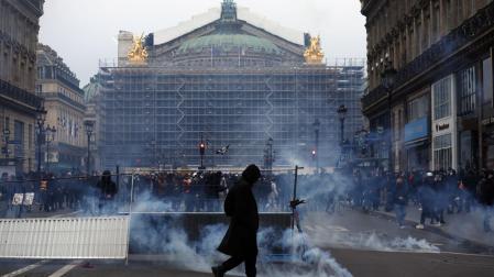 Una barricada en la Avenida de l'Opera durante los enfrentamientos entre manifestantes contra la reforma del sistema de pensiones y la policía en París