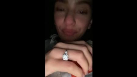 Momento del video de la canción 'Beso' en el que Rosalía enseña un anillo mientras se limpia las lágrimas