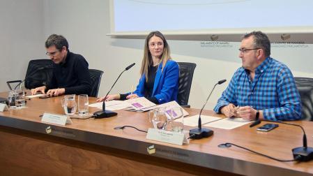 De Izda a dcha: Ruben Lasheras, profesor investigador de la UPNA; Andrea Guiñón, socióloga del INJ; y Josu Laguardia, jefe de la Sección de Acciones Transversales y Observatorio joven del INJ
