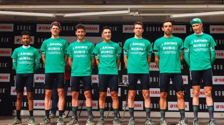 Los corredores del Caja Rural RGA, en el control de firmas de la quinta etapa de la Volta a Catalunya