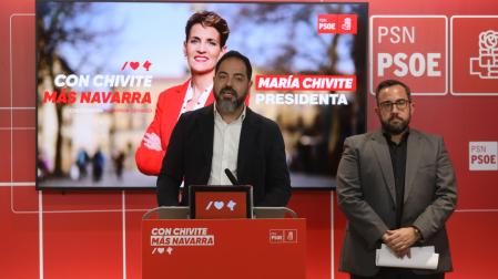 Los socialistas Ramón Alzórriz y Javier Remírez ofrecen una rueda de prensa en la sede del PSN de Pamplona.