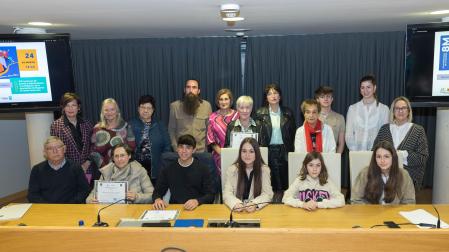 Ganadores y organizadores de los premios literarios de El Tazón Santa Ana, juntos tras la entrega de galardones