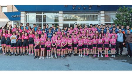 Todos los ciclistas y todos los equipos del Club Ciclista Ermitagaña para la temporada 2023, este viernes por la tarde en el hotel Andía de Orkoien