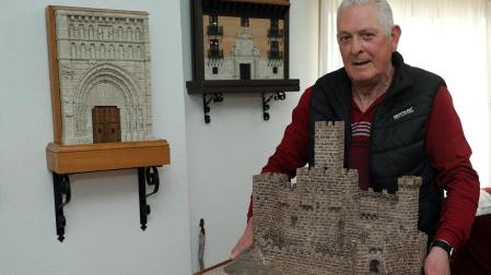 Miguel Garcés Bermejo con la maqueta del castillo de Javier, más de 3.000 piezas de piedra. Detrás, las portadas de Santa María y del palacio Vallesantoro de Sangüesa