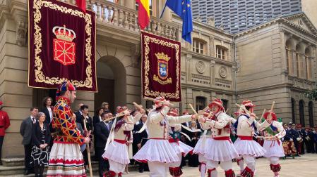 Dantzaris de Duguna bailan en los jardines del Palacio de Navarra.