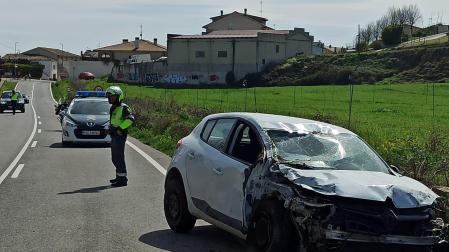El coche siniestrado, tras la salida de vía