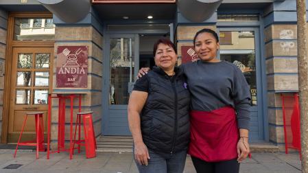 Morelia Mena Rojas, a la dcha., junto a su madre, Elsa Rojas Delgado, en la entrada del bar Andía, en el paseo de la Inmaculada