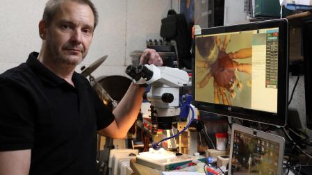 El aracnólogo pamplonés Gabriel de Biurrun junto a la imagen de un minúsculo ejemplar de una araña visto con el microscopio