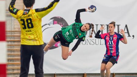 Disparo acrobático de Paula Garcia Locay, autora de 3 goles, ante la presencia de Arderius