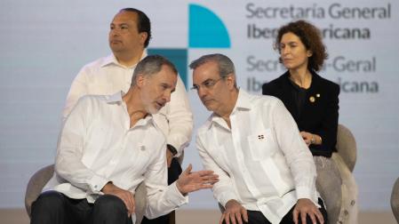EL Rey Felipe VI y el presidente de República Dominicana, Luis Abinader, conversan durante un momento de la Cumbre Iberoamericana