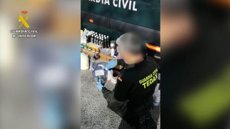 Un agente de los TEDAX, junto a parte del material intervenido