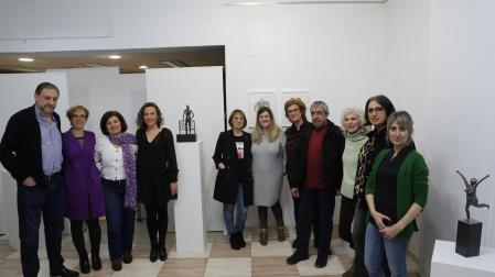 Los artistas Natxo Barberena (izquierda) y Pablo Juarros (derecha) junto a las poetas que participan en la exposición Dueña de tu vida de la galería Artea2. Las participantes son Itziar Ancín, Txaro Begué, Isabel Blanco, María Cano, Blanca Eslava, Isabel Hualde, Silvia Marambio, Arantza Murugarren y Ventura Ruiz